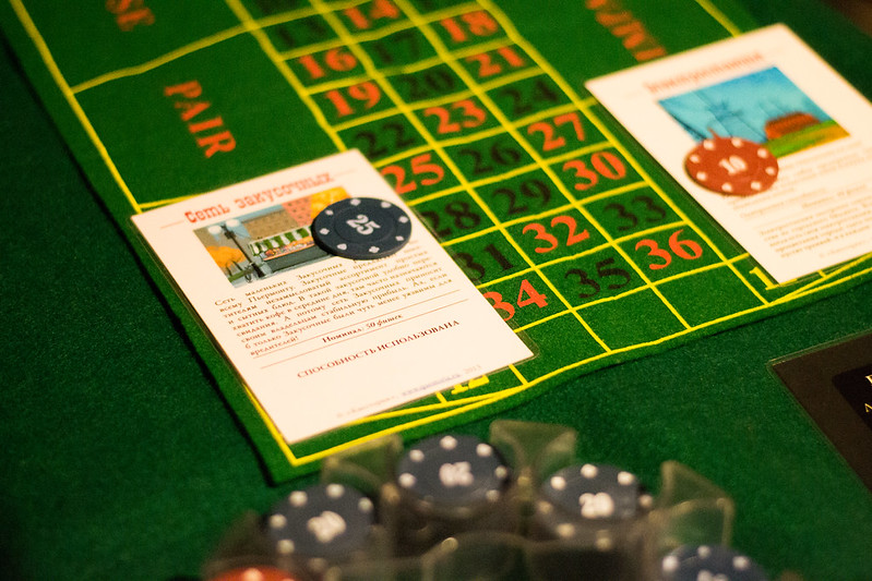 Ведущий развлекает гостей на корпоративе в Владимире