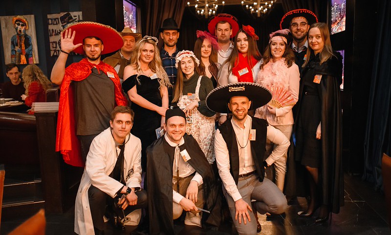 Корпоратив на Новый год в Владимире — празднично украшенный банкетный зал